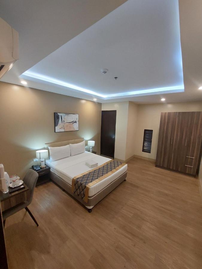 Beaver Hotel Cebu Buitenkant foto